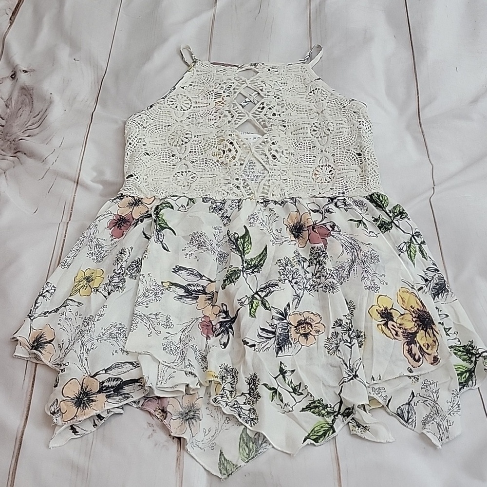 Coco + Jaimeson Size Small Beautiful Flowy Floral Cute Out Lace Criss Cross Tank
